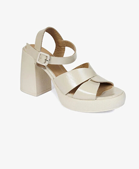 Kadın Bej Rugan Hakiki Deri Sandalet